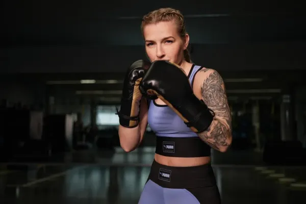 Chtěla být za dámičku, místo toho si musela vzít pánský suspenzor