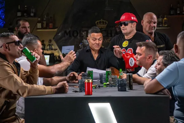 Clash je odpornost, prohlásil bývalý šéf marketingu Oktagonu a naznačil, co může bizarní stáj zastavit