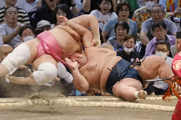 Co se to děje na nagojském turnaji? Jokozuna Terunofudži drtí všechny a zatím neprohrál