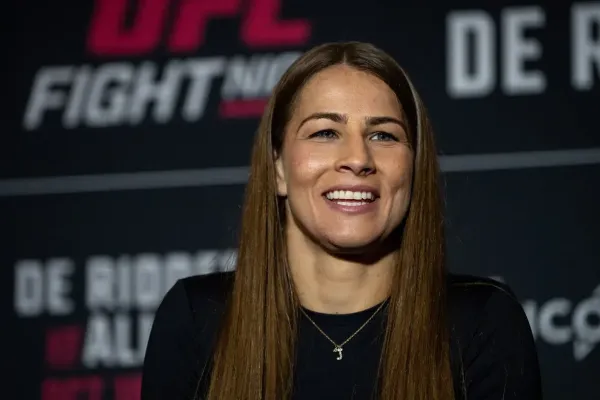 Co to má v puse? Kanaďanka během zápasu v UFC zřejmě porušila pravidla