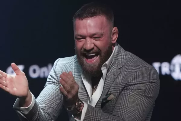 Co uděláš? Nic. Internetem se šíří video, na němž McGregor plive fanouškovi do obličeje