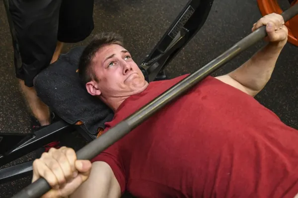 Čtrnáctiletého mladíka přimáčkla 190kilová činka