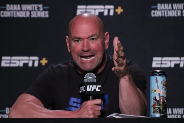 Dana White před novináři sprostě vyjel. Konkurenta vulgárně ponižoval