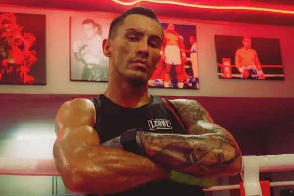 Dekýš ladí váhu před Lucernou. Osm litrů vody denně, pak už jen žízeň