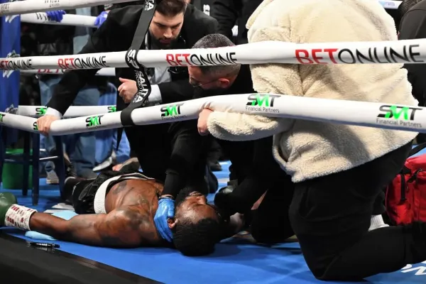 Děsivé záběry. Boxer se zhroutil a byl odnesen na nosítkách