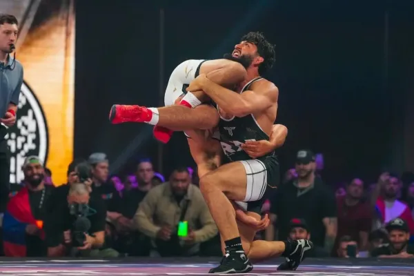 Divočák z UFC se opět činil. Se soupeřem skončil v hledišti