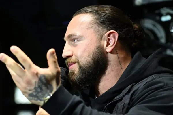 Divočina na tiskovce Clashe: Veselý padl k zemi, Kotlár couval před Mikuláškem a Enžl chtěl zrušit zápas