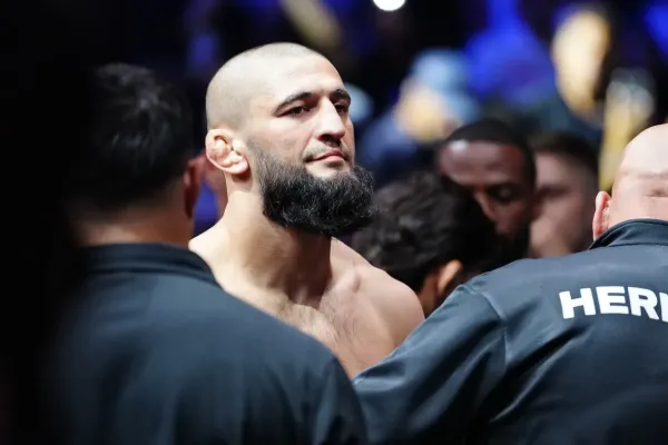 Divočina v UFC: Irský drzoun vyprovokoval Chimaeva, ochranka šla do akc