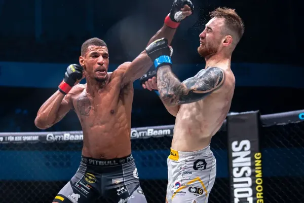 Divočina v Německu. Rozjetý Čech tvrdě narazil, kráska zazářila K. O. loktem z otočky