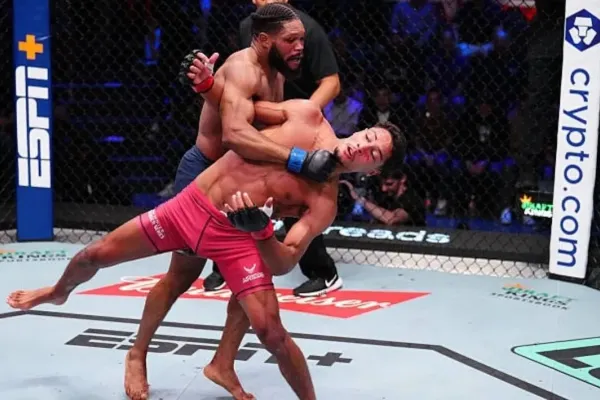 Dokonalá nálož. Mladík poslal soupeře k zemi a rozrazil brány do UFC