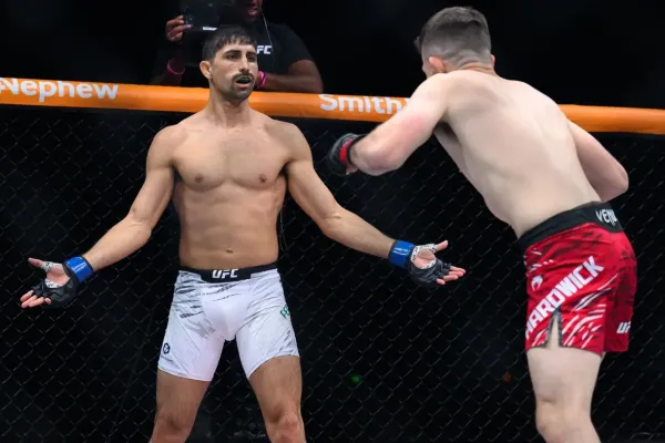 Dřevorubec Fernandes v UFC brutálně rozsekal nohy soupeře, Angličan odjížděl na vozíku