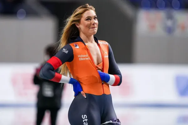 Drsný rozchod, Paul dal krásné snoubence kopačky, píší v Nizozemsku. Boxer se brání