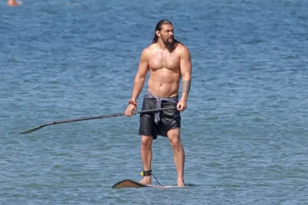 Drtí formu a pije pivo. Tři večerní kousky jsou pro slavného herce nutností