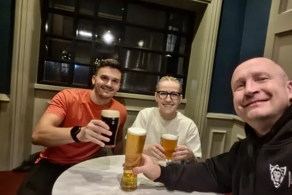 Důkaz respektu. Objetí boxerek po titulovém boji. Po bitvě na pivo