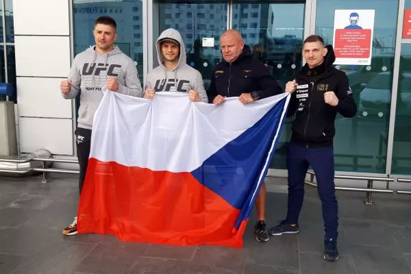 Dvořáka čekají v USA dvě mise: box a MMA. Odletěl s českou vlajkou v batohu