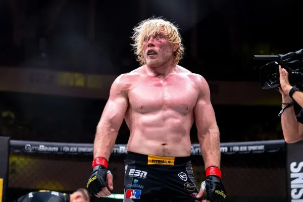 Emoce v Oktagonu. Hvězdný svalovec se rozčílil a hrozí odchodem z organizace