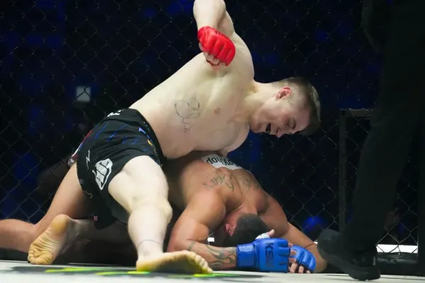 Fanoušci zuří po sporném českém triumfu. Nebyl to úmysl, hájí bijce elitní rozhodčí