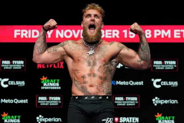 Fiasko zámořské organizace. Kontroverzní bojovník se loučí bez jediného zářezu