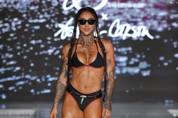 Fitness hvězda vyrazila na pláž. Vypadalo to, jako by ani neměla plavky