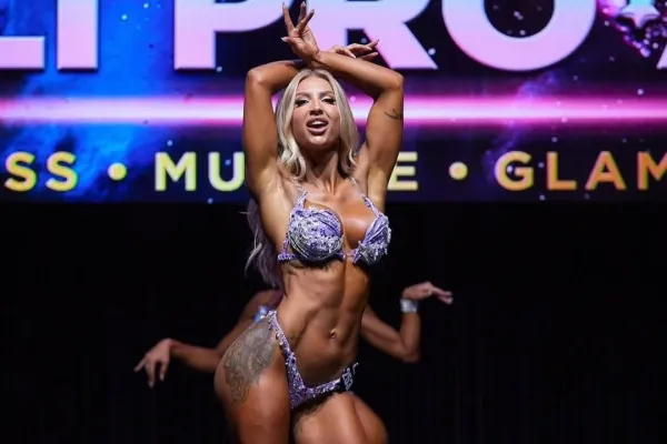 Fitness kráska se ukázala bez oblečení. Nahé tělo kryly jen kousky fólie