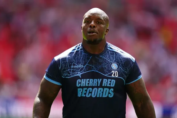 Fotbalový vyhazovač. Gigant se sotva vešel do dresu, na bench zvedl 180 kilo