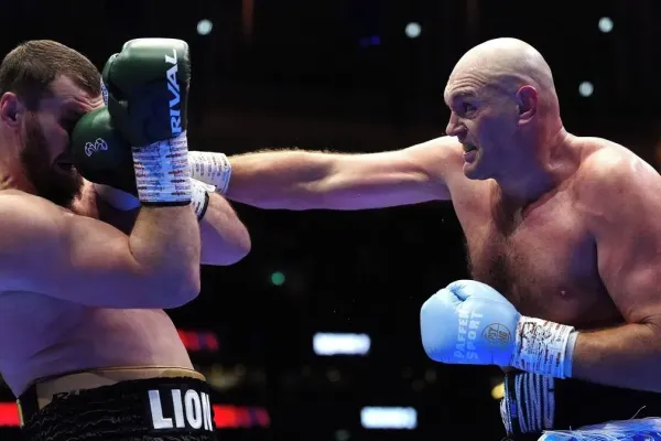 Fury při návratu do boxerského ringu porazil Machmudova na body