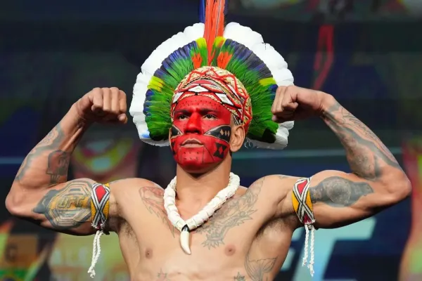 Gesto bylo jasné. 114kilový Pereira si jde pro třetí titul