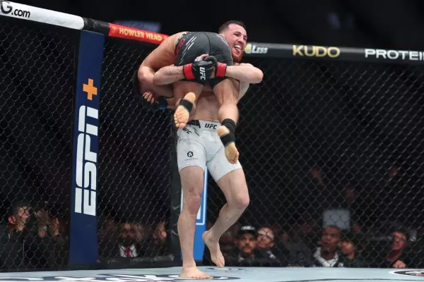 Gruzínec ovládl souboj s legendou UFC. V kleci ji vzal na záda jak pytel brambor