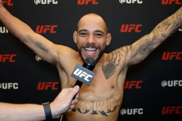 Haf, haf, haf. Bojovník oslavil svůj vítězný debut v UFC hlasitým štěkáním