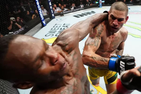 Historická chvíle UFC, spatří svět trojitého šampiona?