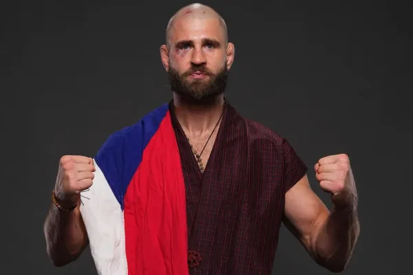 Hlasujte. Kdo vyhraje UFC titul v souboji Procházka vs. Ulberg?