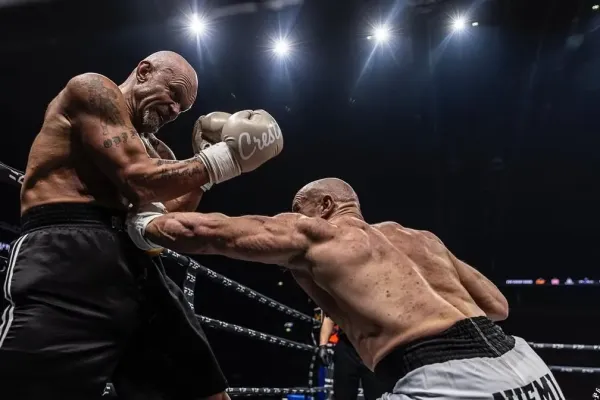 Hokejová hvězda v ringu ustála brutální rány. To není možné, divil se soupeř