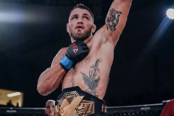 Hořkosladký večer Čechů v KSW. Steven Krt svého soupeře zdemoloval, Humburger prohrál na body