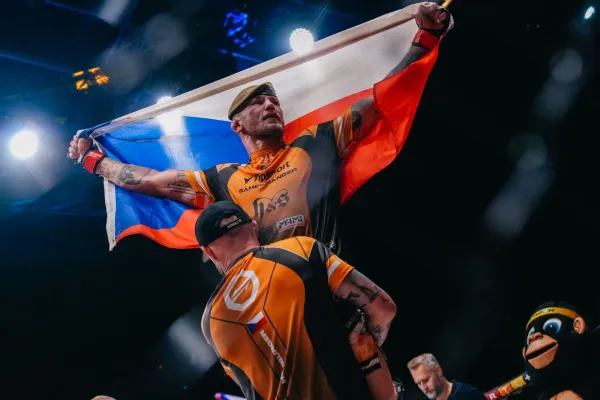 Humburger rozvířil hladinu. Netradiční vodní trénink bojovníka MMA