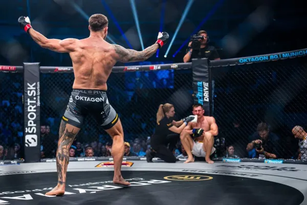 Hvězda krále večírku zhasla. Surdu drtivě přejel Kalašnika, pak se omluvil