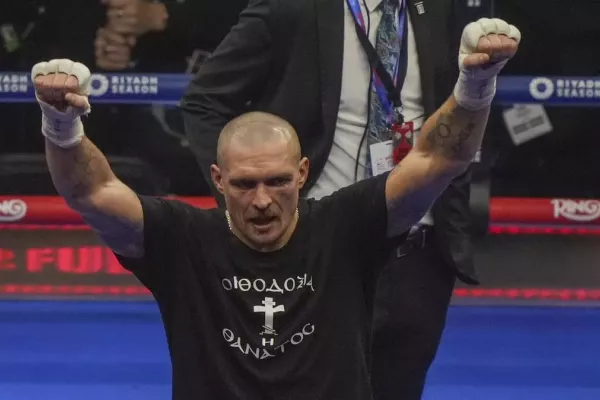 Hvězdný Usyk opět míří do Česka. Světový šampion přiletí na galavečer