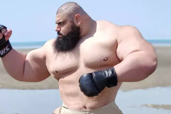 Íránský Hulk byl v ringu pro smích, Kazašský Titán ho zničil v prvním ko