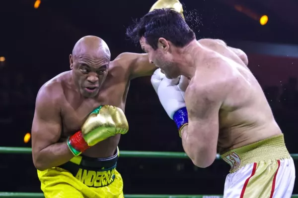 Jak dopadl boxerský souboj MMA legend Silva vs Sonnen? No, však se podívejte sami