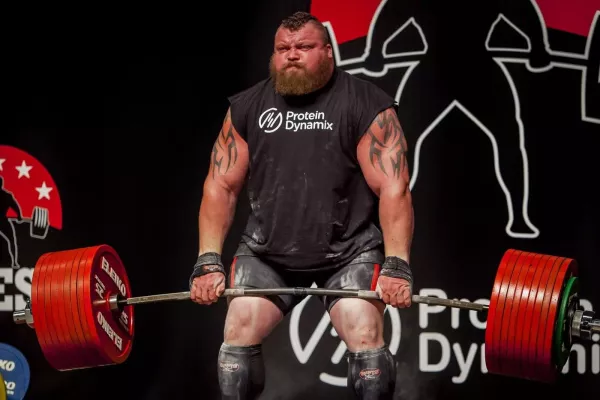 Jak můžeš být tak hloupý. Silák Eddie Hall sklidil tvrdou kritiku za trénink svého syna