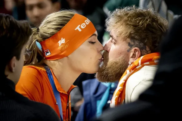 Jake Paul si nesl za krkem svoji snoubenku i s medailemi do soukromého tryskáče