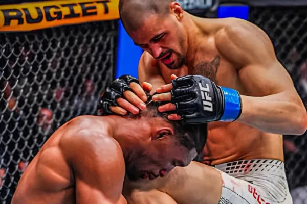 Jako Pereira. Dvoumetrový habán z UFC skolil soupeře kolenem
