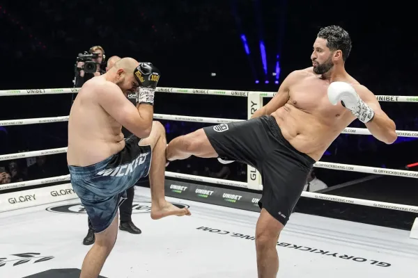 Jako kdyby mu rozštípli nohu sekerou. Kickboxer utrpěl děsivé zranění