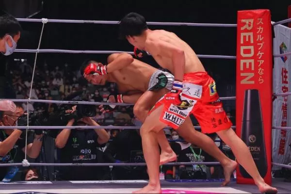 Japonský bojovník před údery soupeře raději utekl z ringu, rozhodčí ho okamžitě odmával