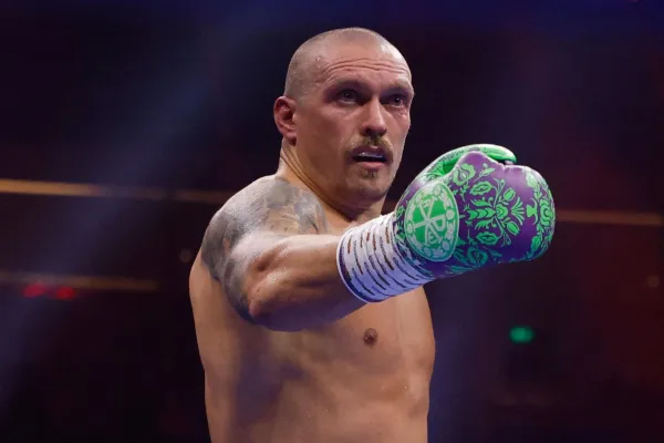 Je to nejděsivější muž planety, obdivuje britský gigant Usykova vyzyvatele