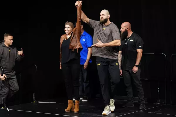 Jedinečný okamžik podpory. Procházka vzal fanynku s rakovinou na staredown s Hillem