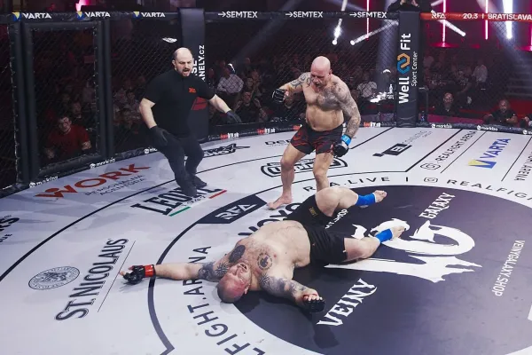 Jednou ranou poslal 120kilového chlapa k zemi. Fanoušci v Praze po KO žasli