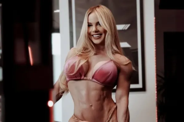 Jen špetka prostoru pro fantazii. Polská kulturistka se ukázala bez podprsenky