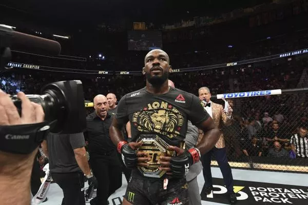 Jon Jones si vychutnal Adesanyův pád. Přestaňte psát ty srač*y, trollil během zápasu