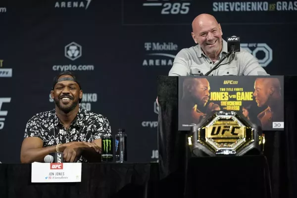 Jones se nebojí nikoho, tvrdí boss UFC a ladí největší zápas těžkých vah