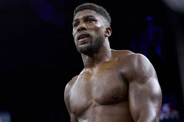 Joshua přijde téměř o polovinu výplaty, Paul na daních neutratí ani dolar